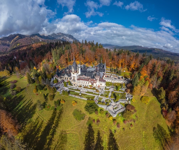 Foto luchtfoto van kasteel peles in de herfst