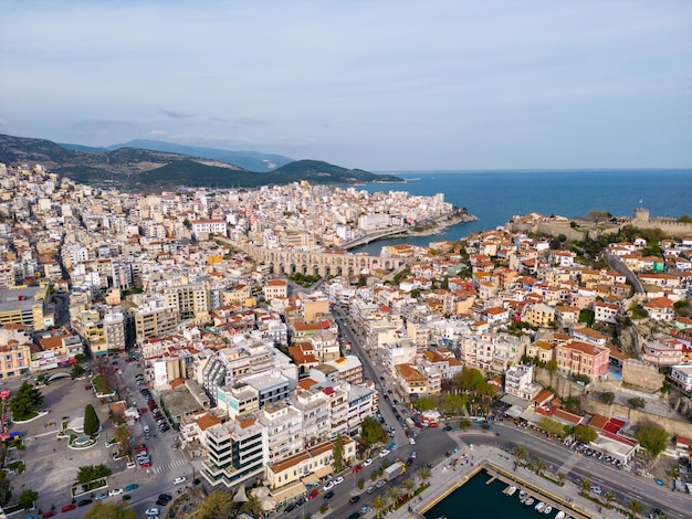 Luchtfoto van Kavala Bezoekers kunnen genieten van adembenemende panorama's van de kleurrijke gebouwen van de stad en de levendige waterkant