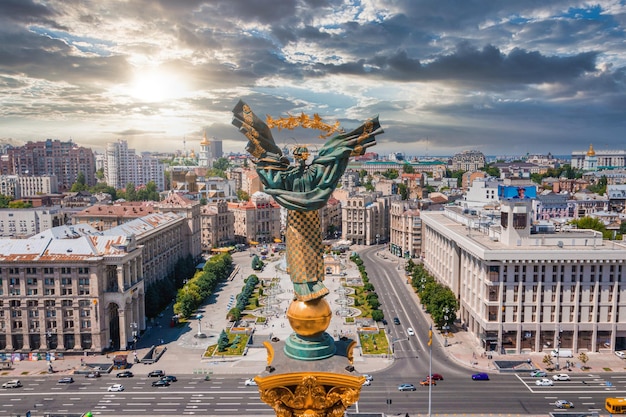 Luchtfoto van Kiev, Oekraïne boven het onafhankelijkheidsmonument van Maidan Nezalezhnosti