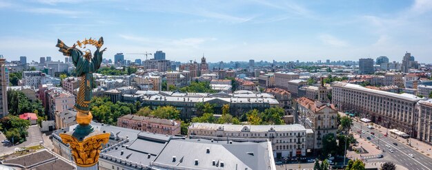 Luchtfoto van Kiev, Oekraïne boven het onafhankelijkheidsmonument van Maidan Nezalezhnosti