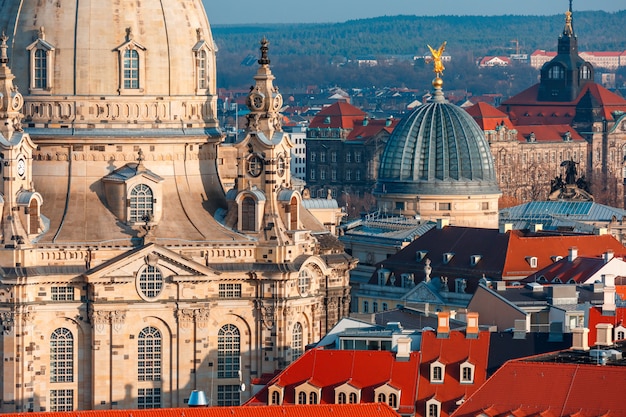 Foto luchtfoto van koepels en daken dresden, duitsland