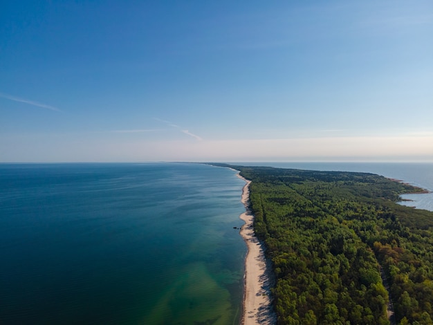 Luchtfoto van Koerse spit met zandstrand, zee en bos aan de Oostzee, regio Kaliningrad, Rusland