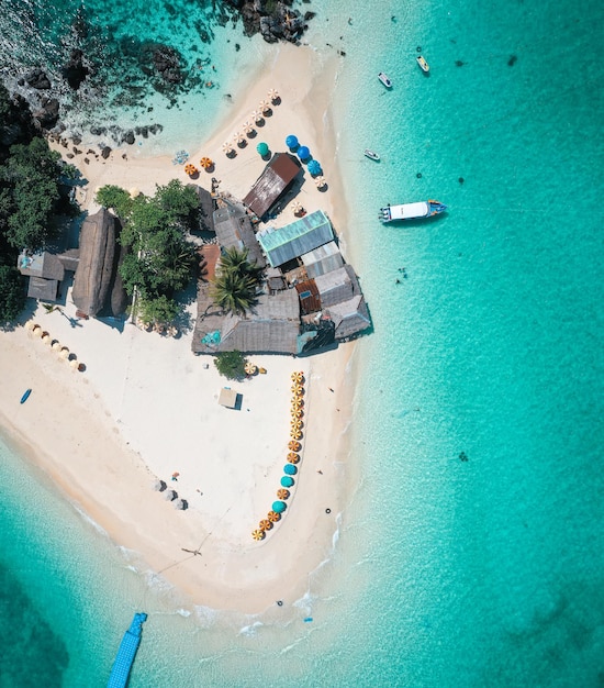 Luchtfoto van Koh Khai Nok in Phuket, Thailand