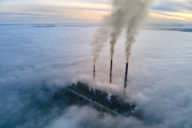 Luchtfoto van kolencentrale hoge pijpen met zwarte rook vervuilende atmosfeer verplaatsen bij zonsondergang