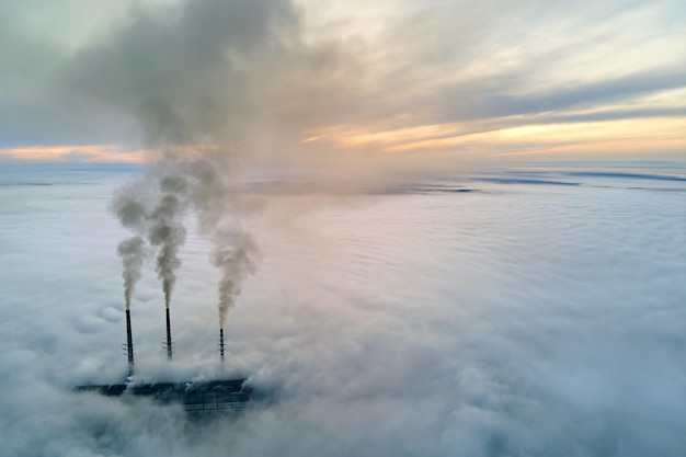 Luchtfoto van kolencentrale hoge pijpen met zwarte rook vervuilende atmosfeer verplaatsen bij zonsondergang