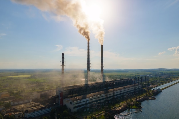 Luchtfoto van kolencentrale hoge pijpen met zwarte schoorsteen vervuilende atmosfeer. Elektriciteitsproductie met fossiele brandstofconcept.