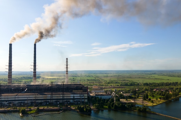 Luchtfoto van kolencentrale hoge pijpen met zwarte schoorsteen vervuilende atmosfeer. Elektriciteitsproductie met fossiele brandstofconcept.