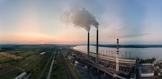 Luchtfoto van kolencentrale hoge pijpen met zwarte schoorsteen vervuilende atmosfeer Elektriciteitsproductie met fossiele brandstofconcept