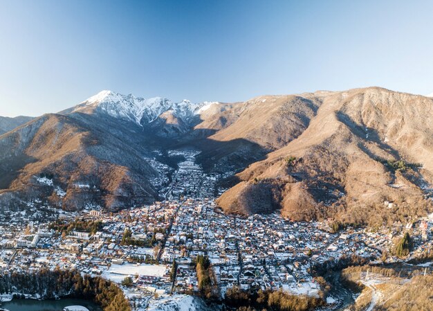 Luchtfoto van Krasnaya Polyana, bergen bedekt met sneeuw. Rusland.