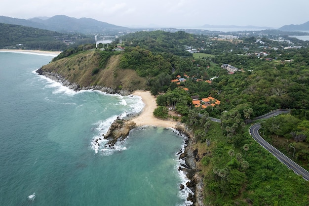 Luchtfoto van kromme weg langs de kust bij Phuket Thailand prachtige zeekust en open zee in het zomerseizoen Natuur hersteld milieu en reizen achtergrond