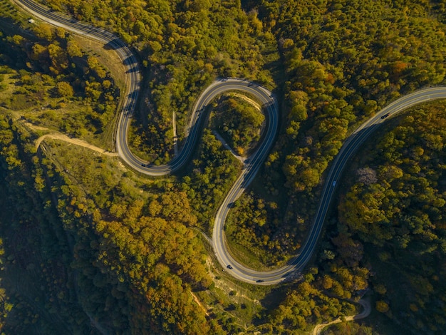 Luchtfoto van kronkelende weg door de dichte bossen op de hoge berg in Kutahya Domanic