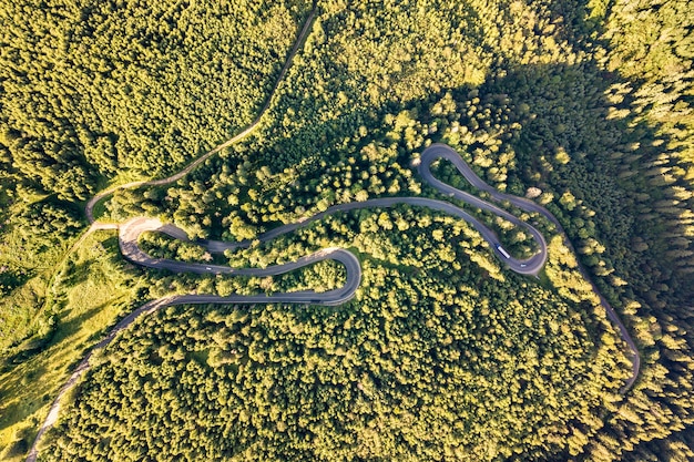 Luchtfoto van kronkelende weg in hoge bergen