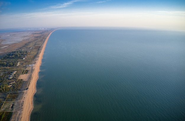 Luchtfoto van kust en zee
