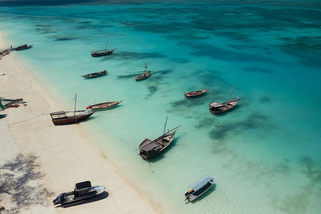 Luchtfoto van kustlijnboten en zeebodem van Zanzibar Island Tanzania Africa