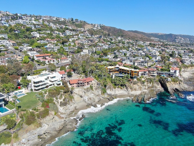 Luchtfoto van Laguna Beach kustlijn stad met vilas op de heuvels Zuid-Californië Coastline