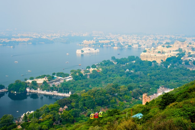 Luchtfoto van lake pichola met lake palace jag niwas en udaipur city. udaipur, rajasthan, india