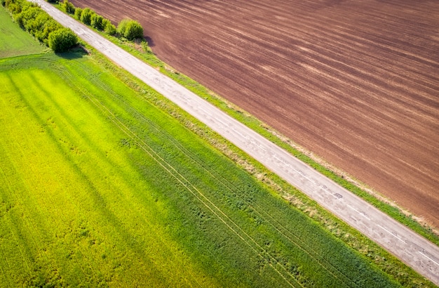 Luchtfoto van landbouwgebieden en over de weg.