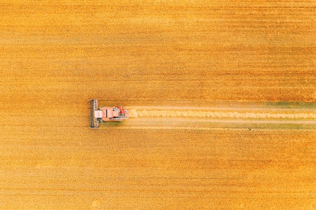 Luchtfoto van landbouwmachines die op een boerderij werken