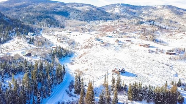 Luchtfoto van landelijke berggemeenschap in de winter.