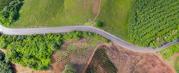 Luchtfoto van landelijke weg op platteland, uitzicht vanaf drone