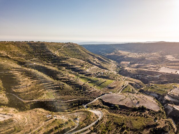 Luchtfoto van landschap in Cyprus. bergen, terrassen en olijfbomen, Cyprus