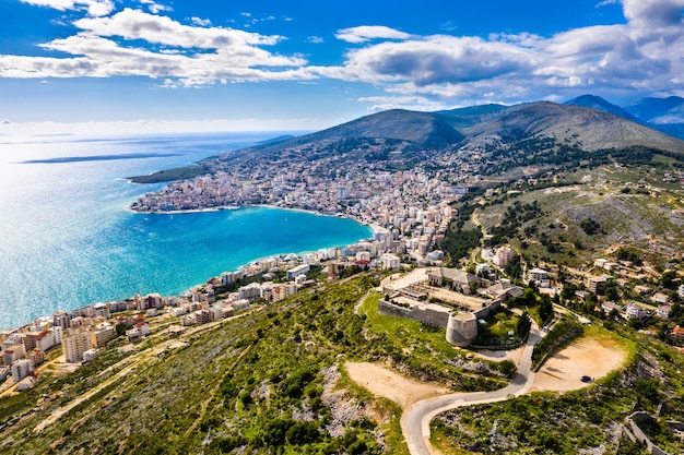 Luchtfoto van Lekuresi Castle in Saranda, Zuid-Albanië