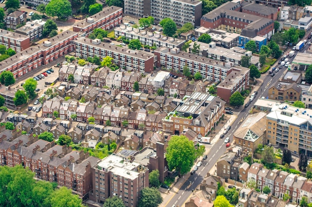 Luchtfoto van Londen vanuit helikopter. Stad oude gebouwen en park.