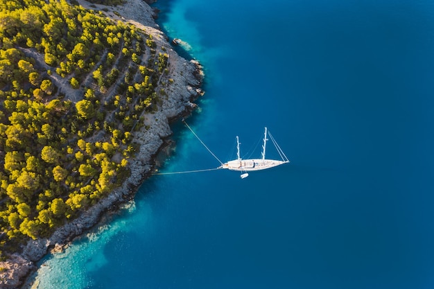 Luchtfoto van luxe zeiljacht in Assos dorp Kefalonia eiland Griekenland