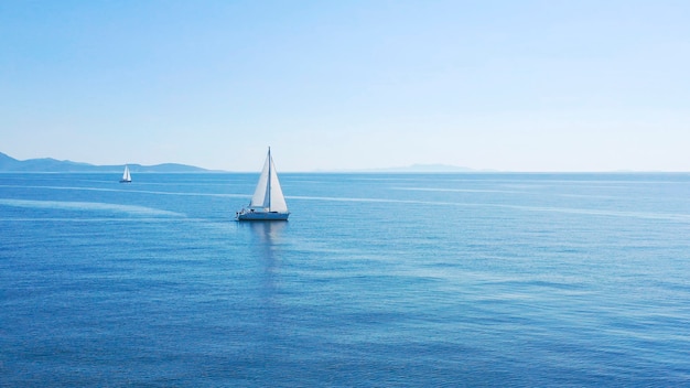 Luchtfoto van luxe zeiljacht op geopende zee op zonnige dag in kroatië