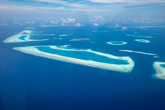 Luchtfoto van Malediven resort luxe reisbestemming Birds eye view diepblauwe zee koraalrif