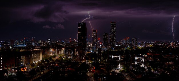 Foto luchtfoto van manchester, groot-brittannië's nachts.