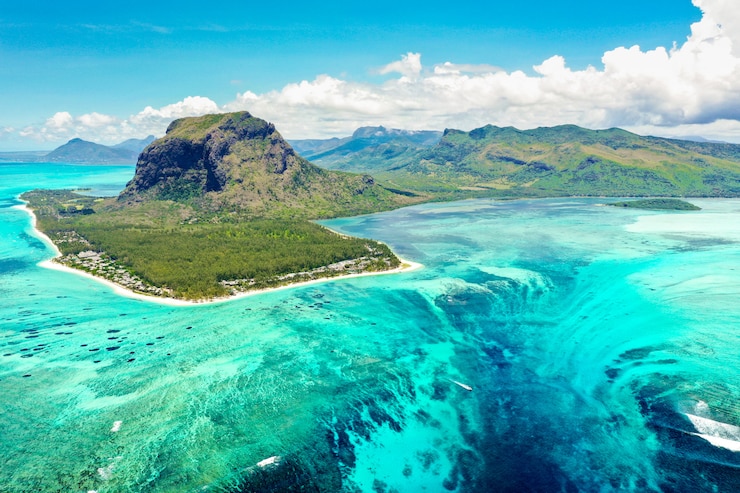 Foto luchtfoto van mauritius eiland - le morne brabant berg met onderwater waterval en optische illusie