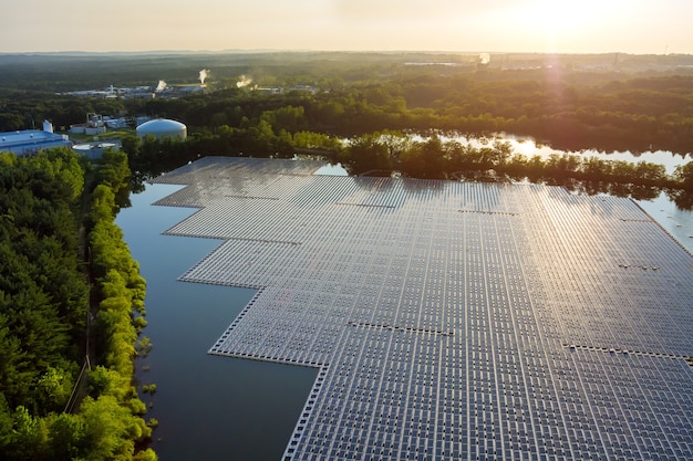 Luchtfoto van meer in drijvend zonnepanelencelplatform op hernieuwbare alternatieve elektriciteit