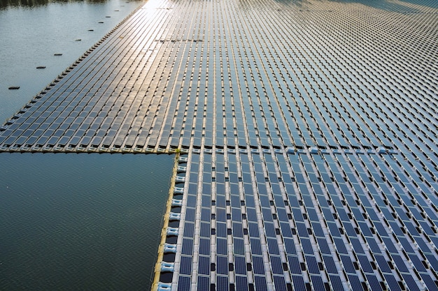 Luchtfoto van meer in hernieuwbare alternatieve elektriciteit op drijvend zonnepaneelcelplatform