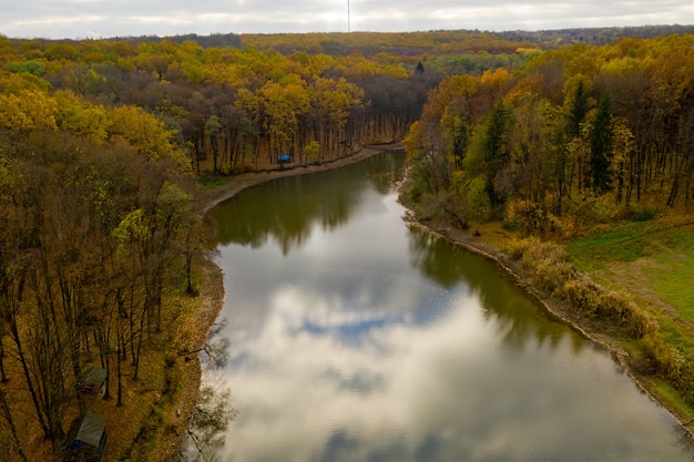 Luchtfoto van meertje in het bos.