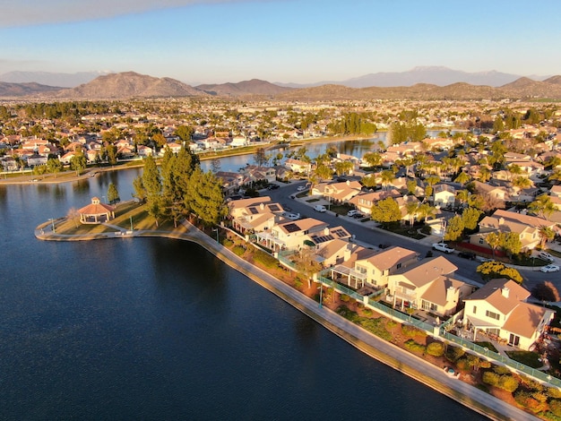 Luchtfoto van Menifee Lake en woonwijk tijdens zonsondergang Riverside USA