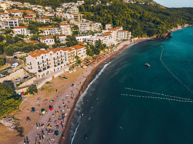 Luchtfoto van mensen die 's avonds aan zee zonnebaden