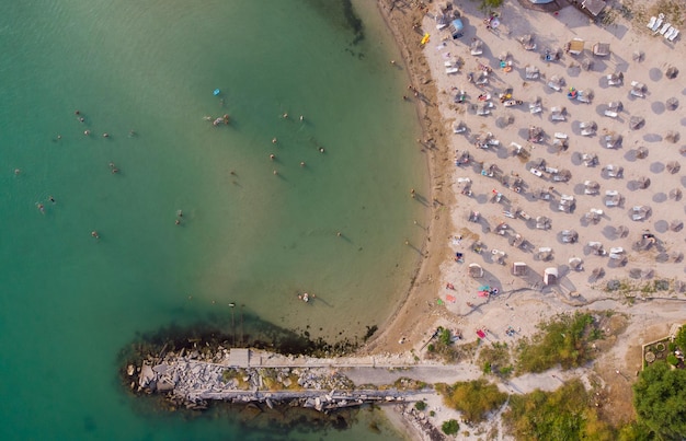 Luchtfoto van mensen menigte ontspannen op het strand