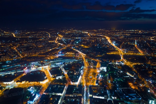 Luchtfoto van Minsk (Wit-Rusland) bij nacht