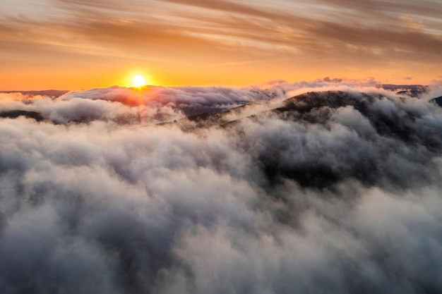 Luchtfoto van mistige zonsopgang in de bergen Karpaten