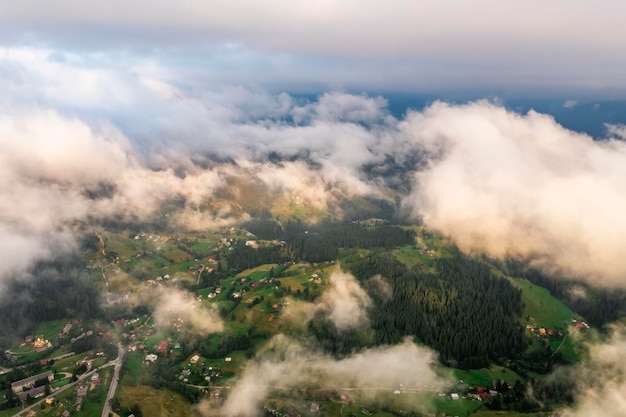 Luchtfoto van mistige zonsopgang in de bergen Karpaten