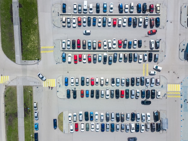 Luchtfoto van moderne stad parkeren. Parkeerplaats van de auto van boven gezien.