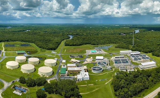 Luchtfoto van moderne waterzuiveringsinstallatie bij stedelijke afvalwaterzuiveringsinstallatie Zuiveringsproces voor het verwijderen van ongewenste chemicaliën, zwevende vaste stoffen en gassen uit verontreinigde vloeistof