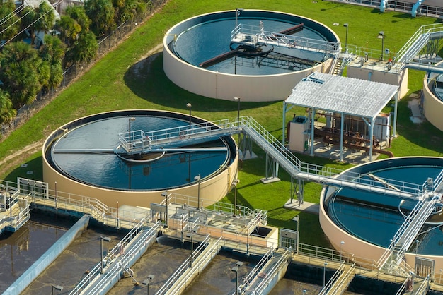 Luchtfoto van moderne waterzuiveringsinstallatie bij stedelijke afvalwaterzuiveringsinstallatie zuiveringsproces voor het verwijderen van ongewenste chemicaliën, zwevende vaste stoffen en gassen uit verontreinigde vloeistof