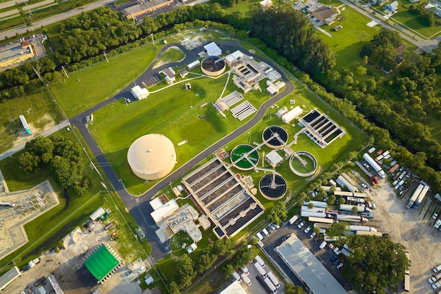 Luchtfoto van moderne waterzuiveringsinstallatie bij stedelijke afvalwaterzuiveringsinstallatie Zuiveringsproces voor het verwijderen van ongewenste chemicaliën, zwevende vaste stoffen en gassen uit verontreinigde vloeistof