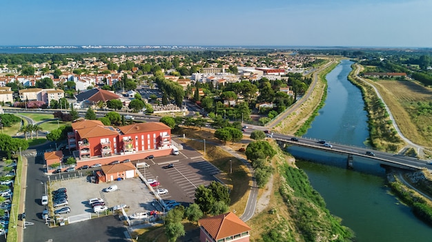 Luchtfoto van moderne woonwijk en huizen van bovenaf, onroerend goed concept