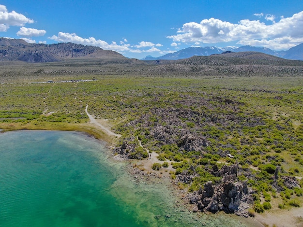 Luchtfoto van Mono Lake met tufsteenrotsformaties tijdens het zomerseizoen Mono County California