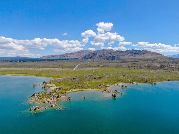 Luchtfoto van Mono Lake met tufsteenrotsformaties tijdens het zomerseizoen Mono County California