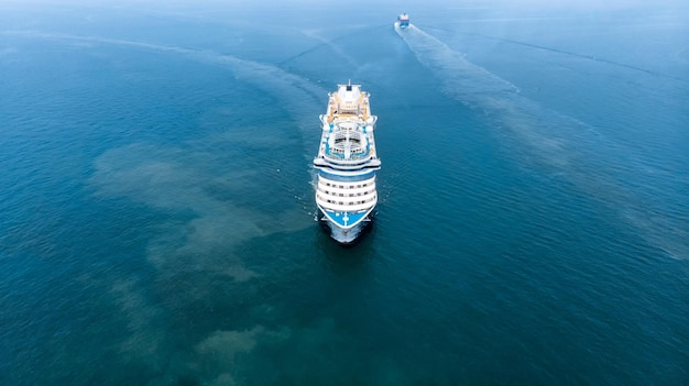 Luchtfoto van mooi wit cruiseschip boven luxe cruise in de oceaan zee concept toerisme reizen op vakantie neem een vakantie tijd op de zomer