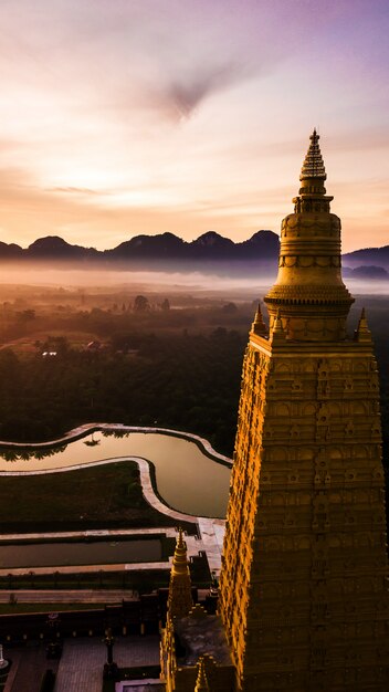 Luchtfoto van Mooie tempels in de ochtendatmosfeer, Thailand.